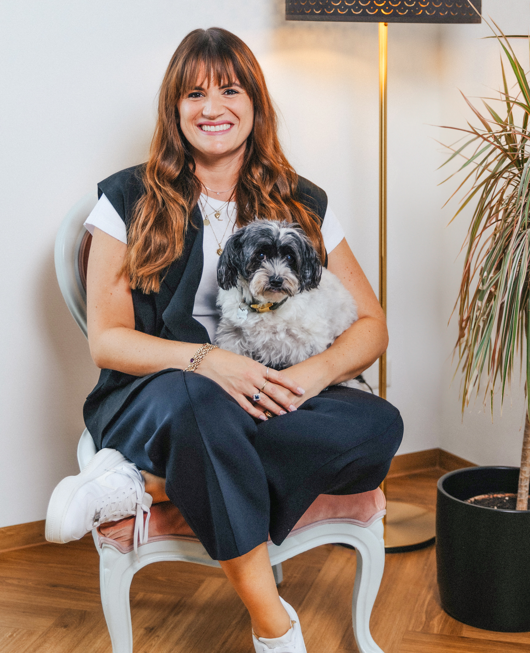 Laura Mösle mit Therapiehund Frida aus dr logopädiepraxis Wortklang in Ravensburg